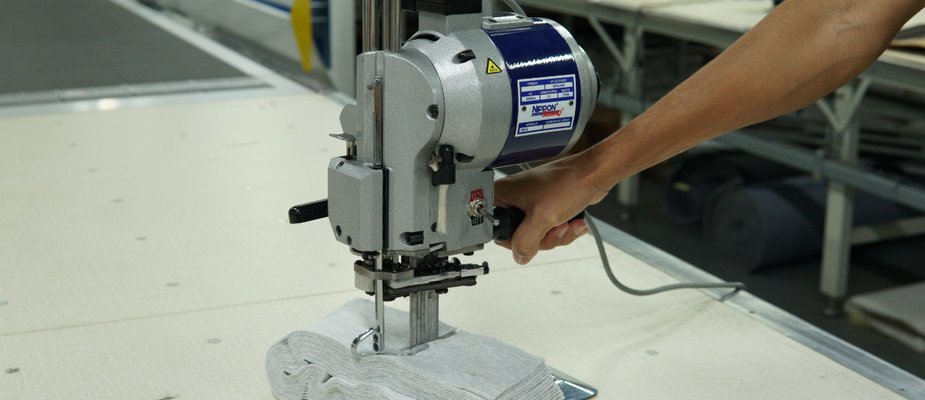 Corte Manual com Precisão: Solução Inteligente para Pequenas Confecções